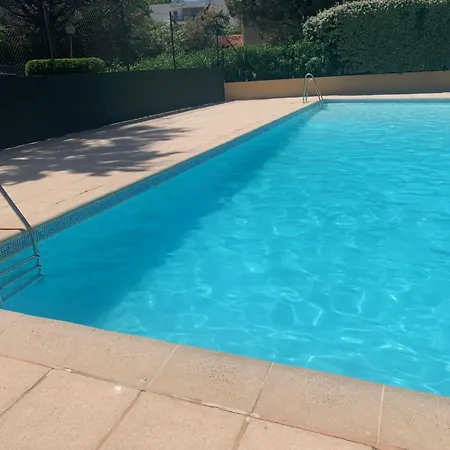 T3 Avec Piscine Et Proche De La 5mns A Pied 아파트 Saint-Raphaël